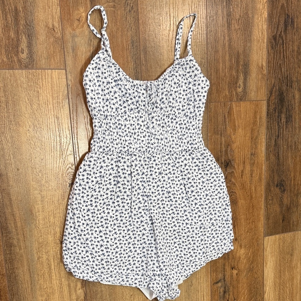 Hollister Floral Romper - Picture 6 of 15